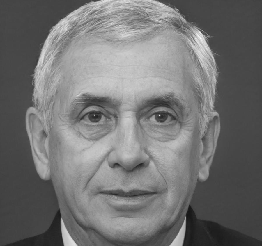 Retrato profesional de Aurelio Mendívil